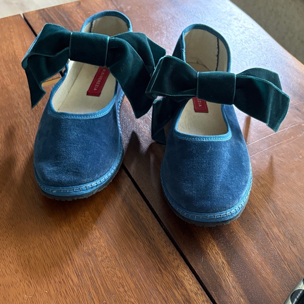 Anthropologie  Vibivenezia Womens Velvet Bow Mary Jane Shoes Removeable Blue Bow